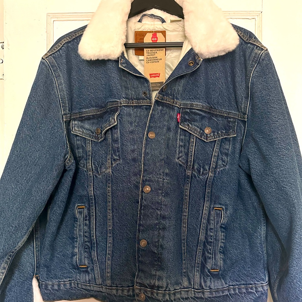 COPY - Levi’s women’s XL ex boyfriend trucker jean coat.